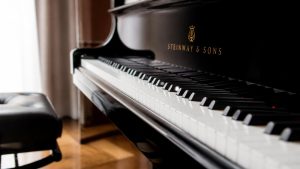 High-quality photograph of a grand piano keyboard (clavier) from the side angle, showing the keys from the side perspective of the grand piano, elegant and detailed, professional photography